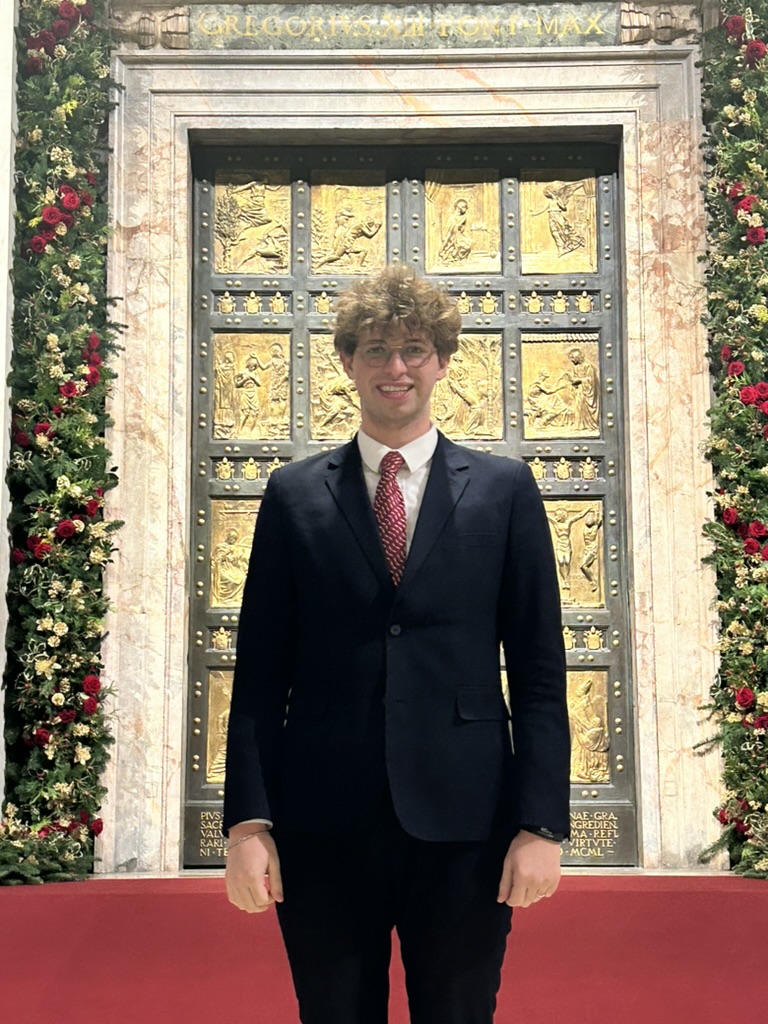 Pietro Cannata davanti alla Porta Santa ancora chiusa nella Basilica di San Pietro